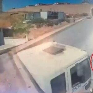 kum yuklu kamyon devrildi son anda kurtulma ani guvenlikte vEWLrUrx