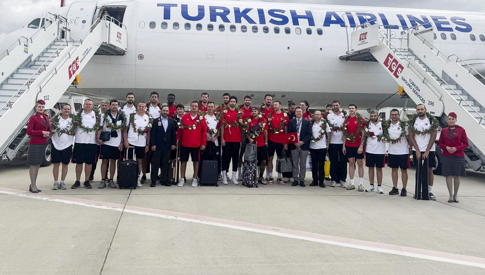 avrupa ikincisi 12 dev adam yurda dondu ce9lzh8h