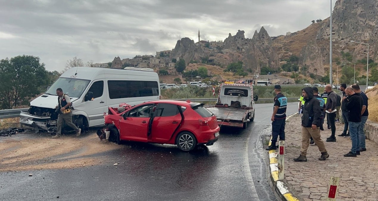 nevsehirde turist minibusuyle otomobil carpisti 6 yarali T8LATCvw
