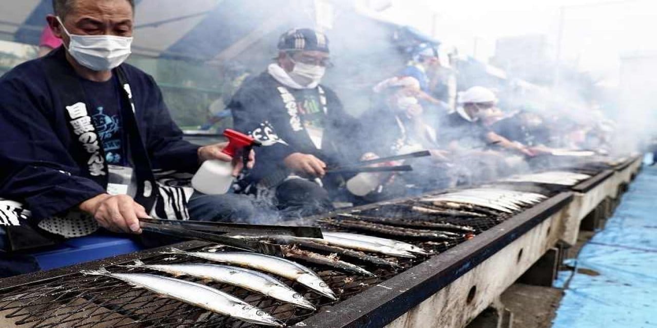 av iyi gecti balikcilar halka bedava dagitti C3mhPyUR.jpg