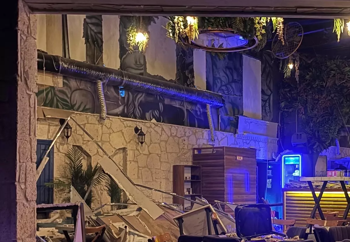 bornovada eglence merkezinde duvar coktu uvPNqEb5.jpg