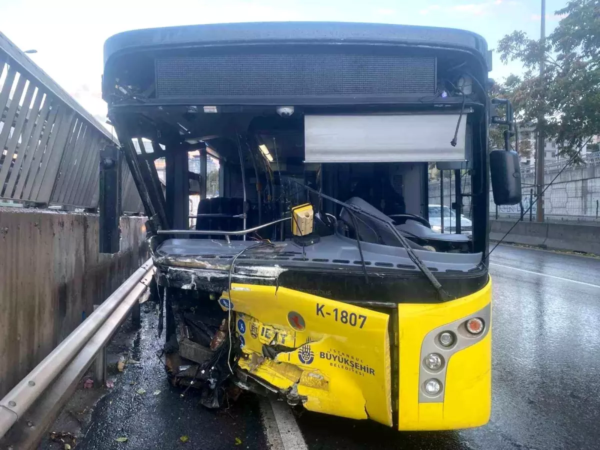 kadikoyde alkollu otobus kazasi 2 yarali ebCrWyxK.jpg