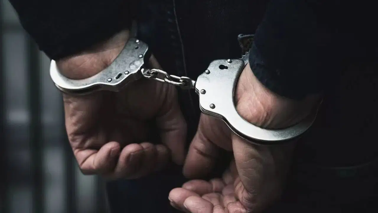 ogrencinin yuzunde sigara sonduren temizlik gorevlisi tutuklandi MTEq3at5.jpg