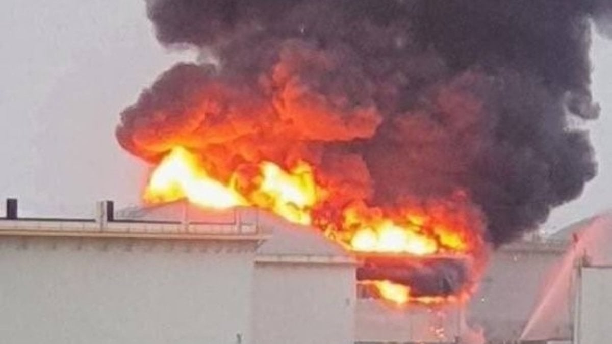 Bahreyn’e yapılan İran saldırıları yangına yol açtı