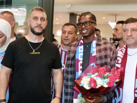 Trabzonsporun yeni transferi sidny lopes cabral sehre geldi RqBLuGmi